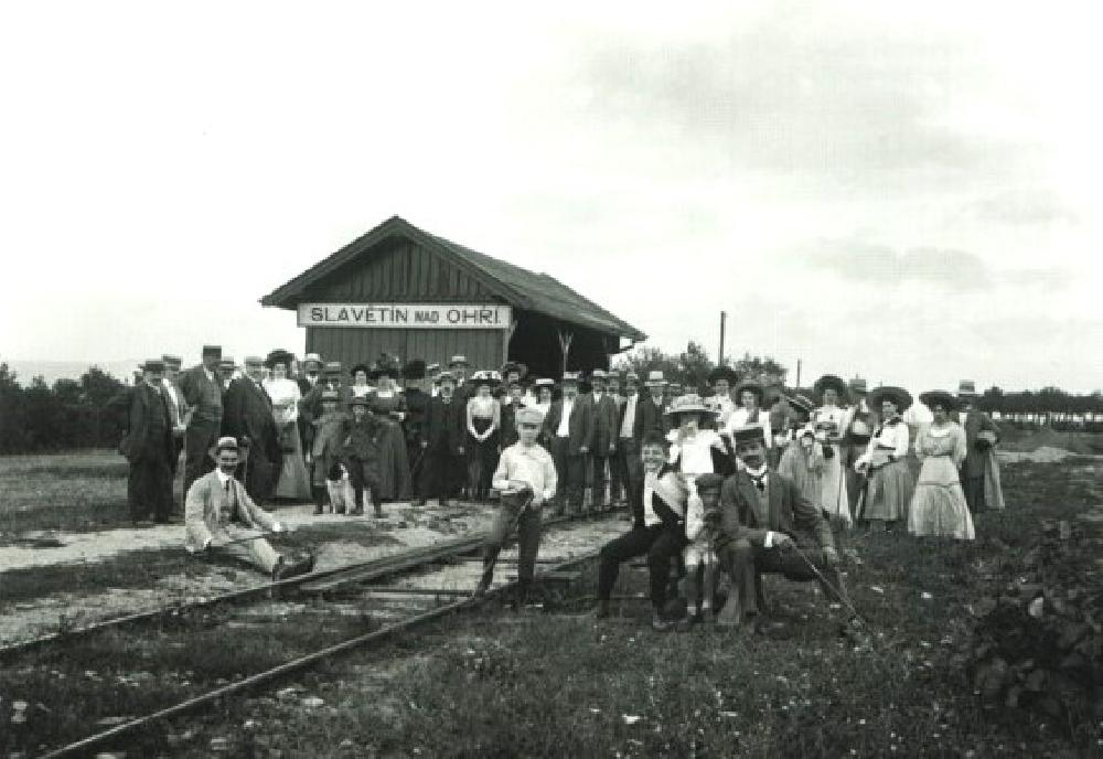 Slavtnsk stanice pochz z r. 1902, kdy se dostavla eleznice Louny-Libochovice.