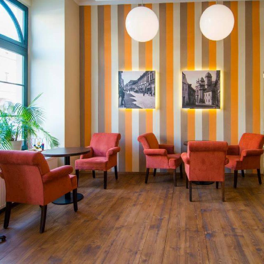 Prostor pro posezen� p��mo u okna.