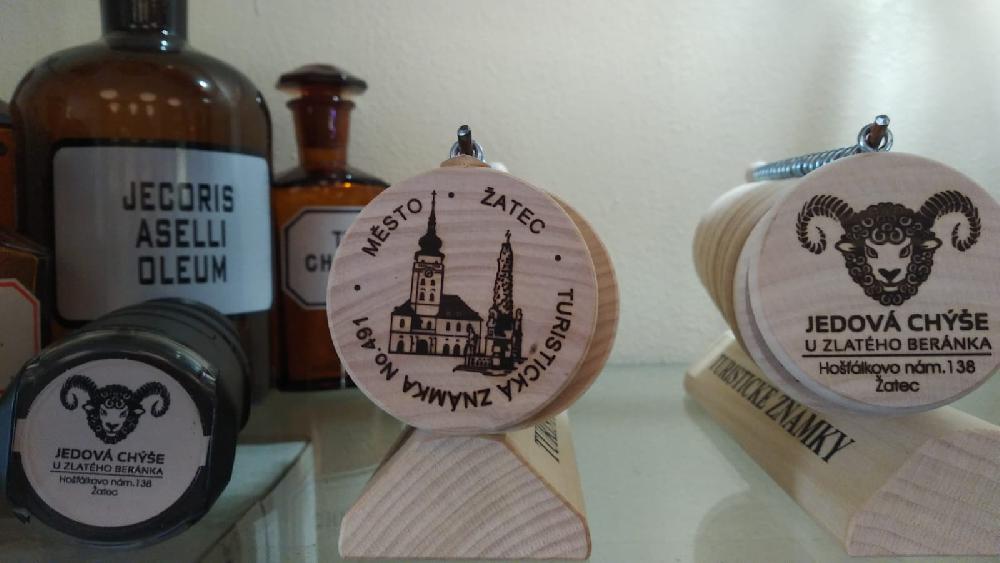 TURISTICKÉ ZNÁMKY, SUVENÝRY A RAZÍTKA