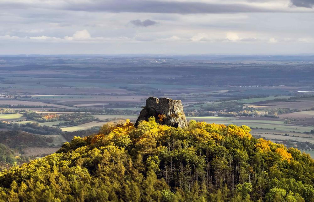 Hrad Ko���lov - �esk� st�edoho�� v barv�ch podzimu.