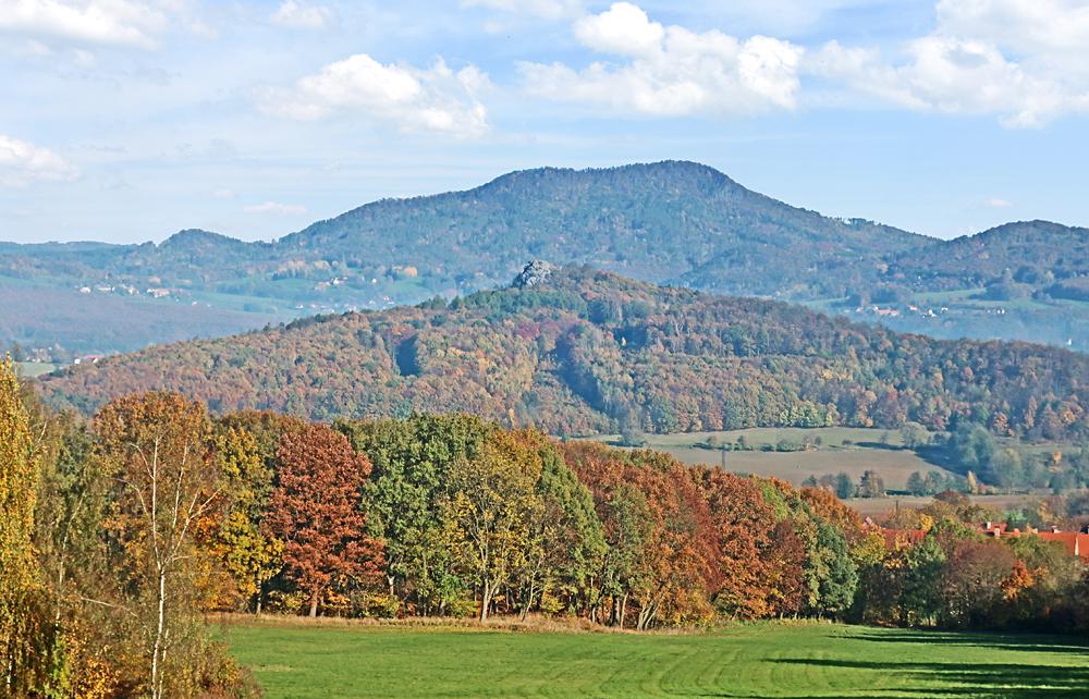 Trojhora a hora Sedlo od Sta�kovic - �esk� st�edoho��.