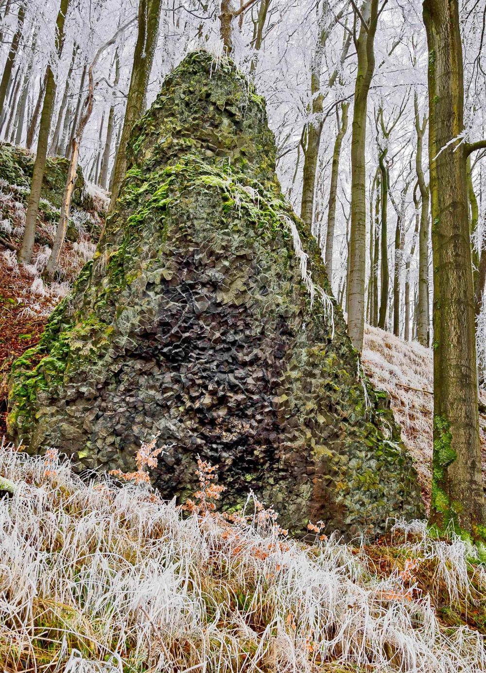 �edi�ov� monument vysochan� mati�kou P��rodou.