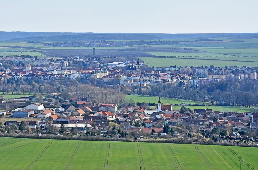 V�hled z Frotzelovo rozhledny na Louny a vrchovinu D�b�n p�es Dobrom��ice.
