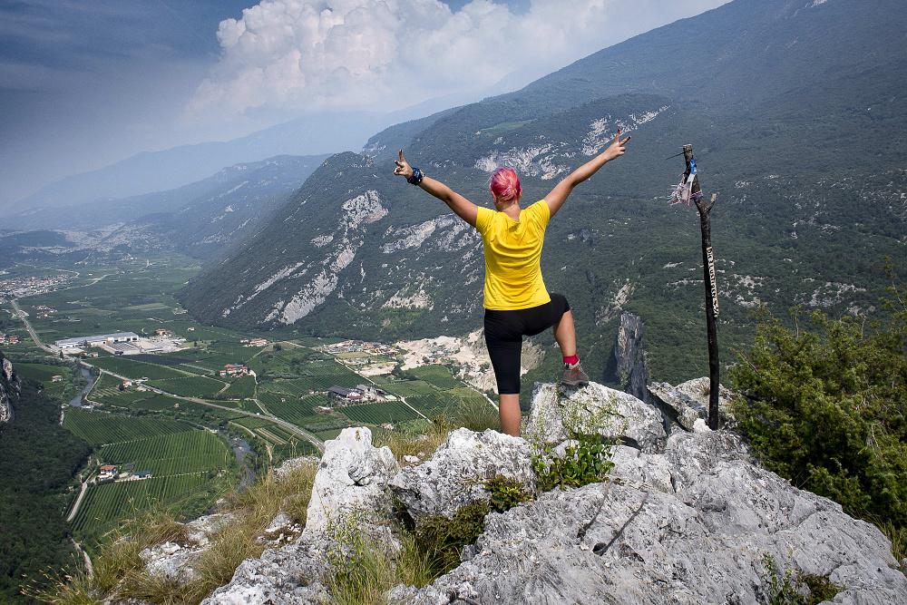d�vka se raduje z v�hledu na vrcholu Mt.Colt