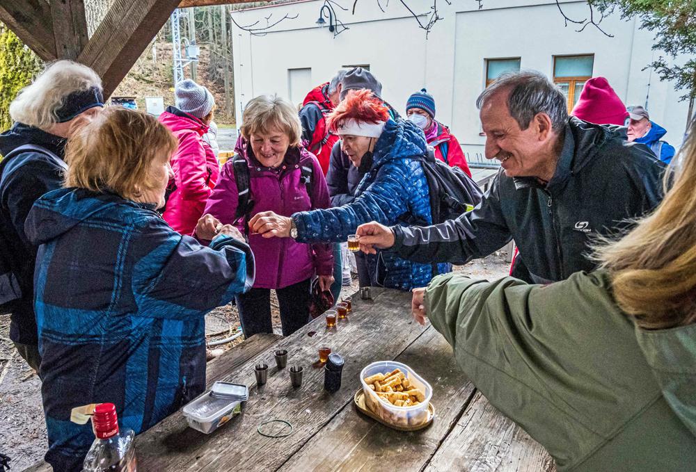 Turist� na n�dra�� v Jedlov� - desinfekce na startu akce.