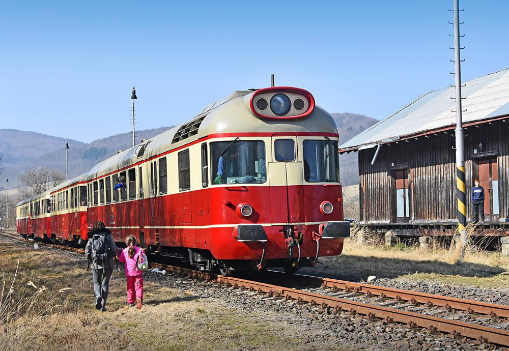 Podkru�nohorsk� motor��ek - turistick� lok�lka T11.