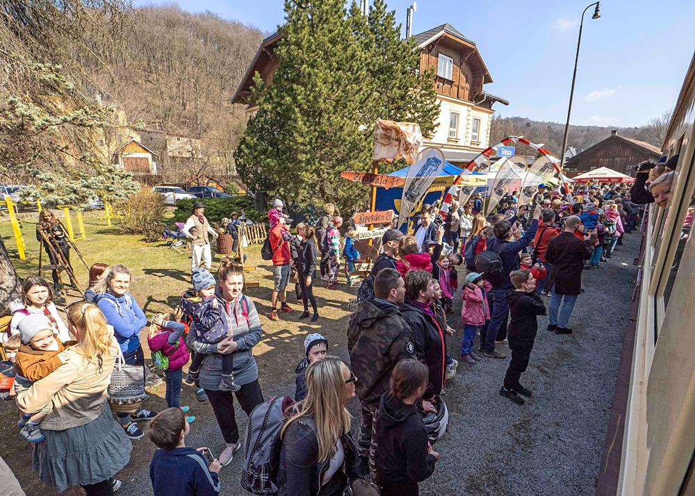 Podkru�nohorsk� motor��ek - turistick� lok�lka T11 - p��jezd prvn�ho vlaku do Telnice.
