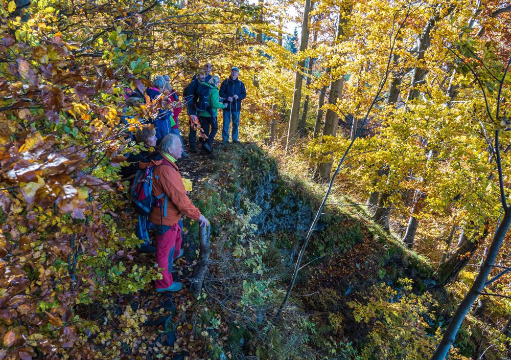 D���n�t� turist� na vyhl�dce P�tikosteln� k�men.