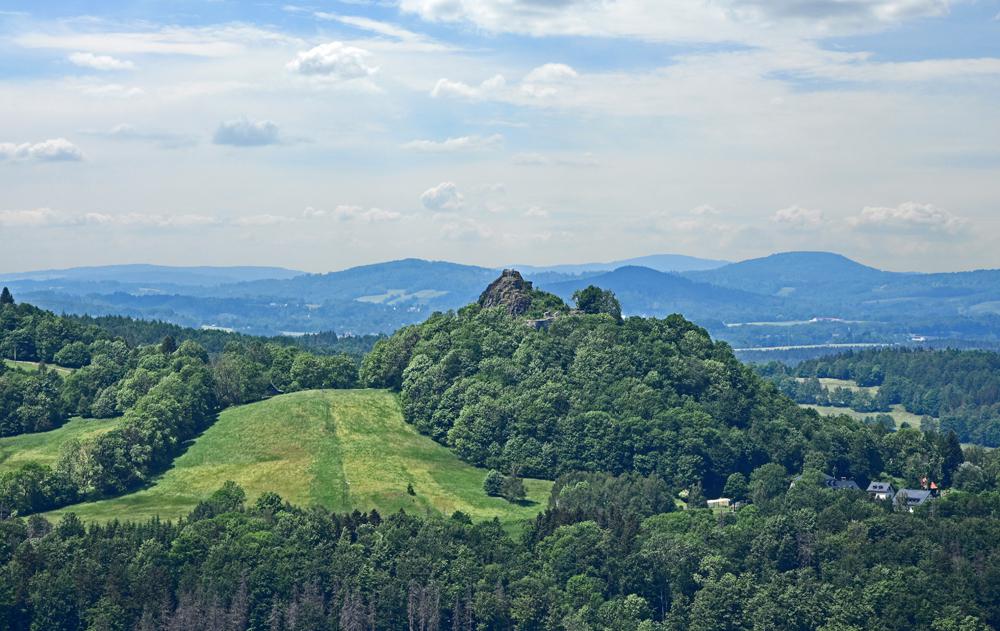 Hrad Tol�tejn z vyhl�dky P�tikosteln� K�men. (Lu�ick� hory)