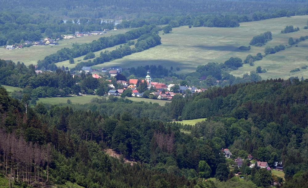 Ji�et�n pod Jedlovou z vyhl�dky P�tikosteln� k�men.