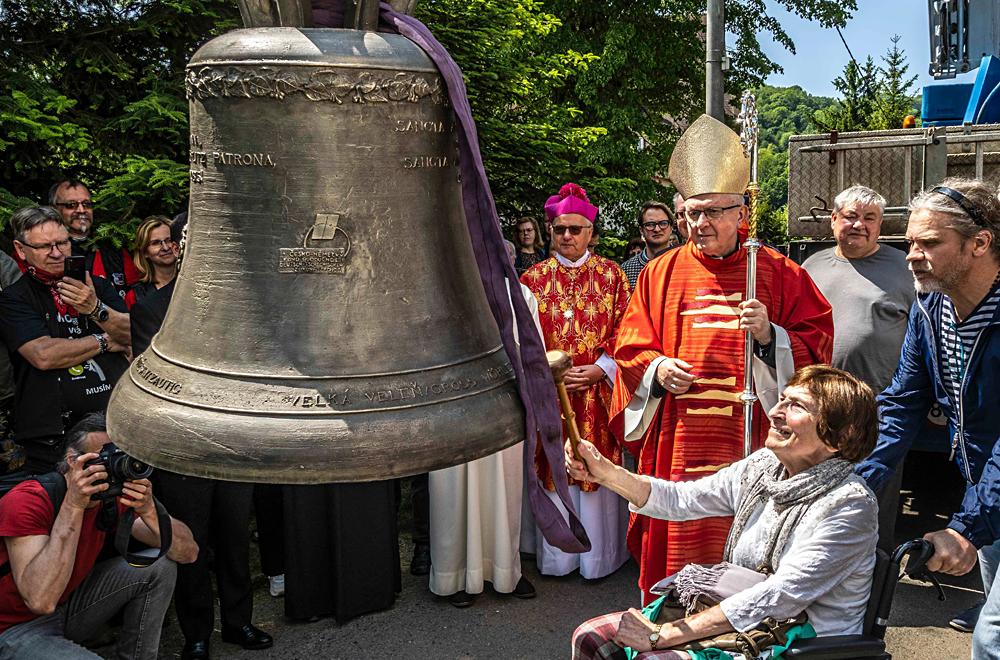 Nov� zvon kostela svat� Anny v Jedlce na D���nsku (27. 5. 2023)
