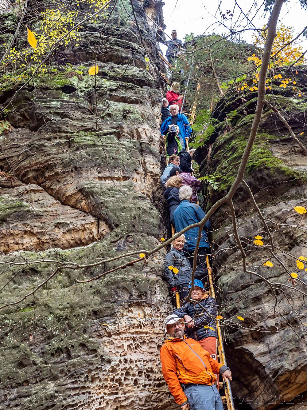 D���n�t� turist� ve skal�ch u Bielatalu - Sask� �v�carsko.