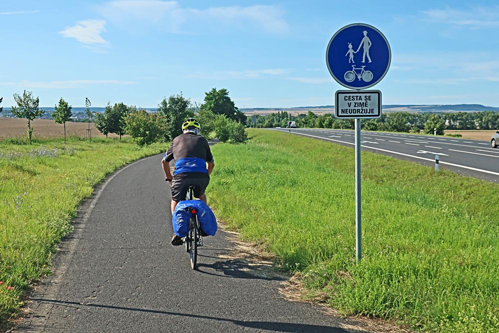 Cyklostezka z Dobrom��ic k �erven�mu vrchu.
