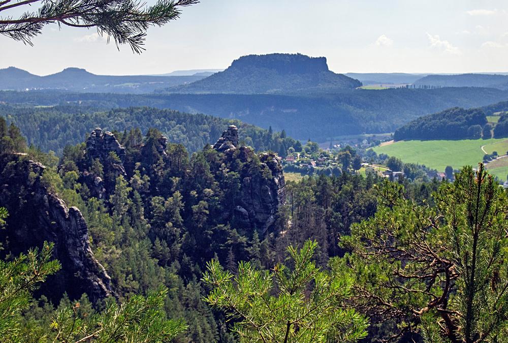 Lilienstein z vyhl�dky nad obc� Rathen - Sask� �v�carsko.