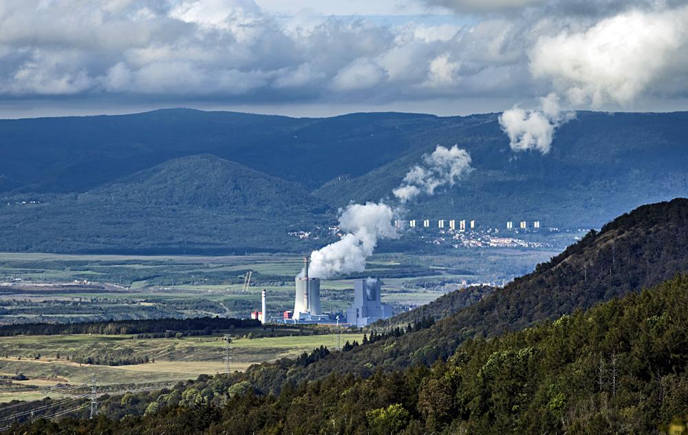 Elektr�rna Ledvice pod Kru�n�mi horami.