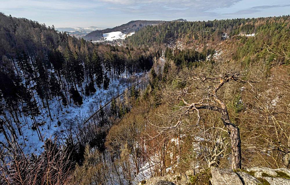 Vyhl�dka na z��cenin� hradu Fredevald.