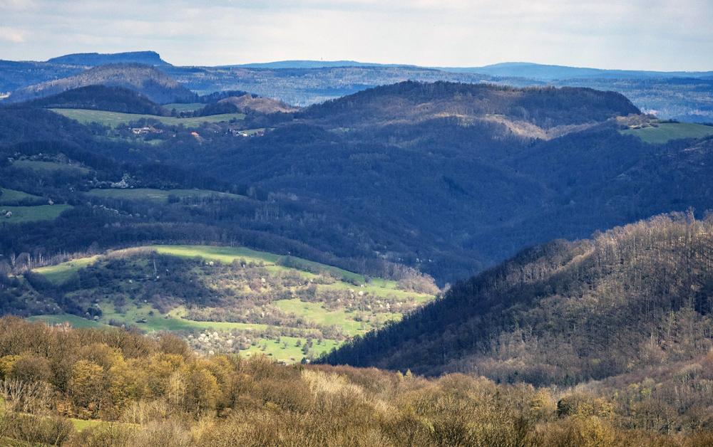 Pohled z rozhledny na Lucemburkov� kopci sm�rem Sask�mu �v�carsku.