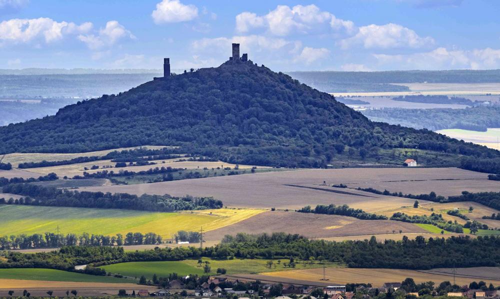 Hrad Hazmburk z Radob�lu.
