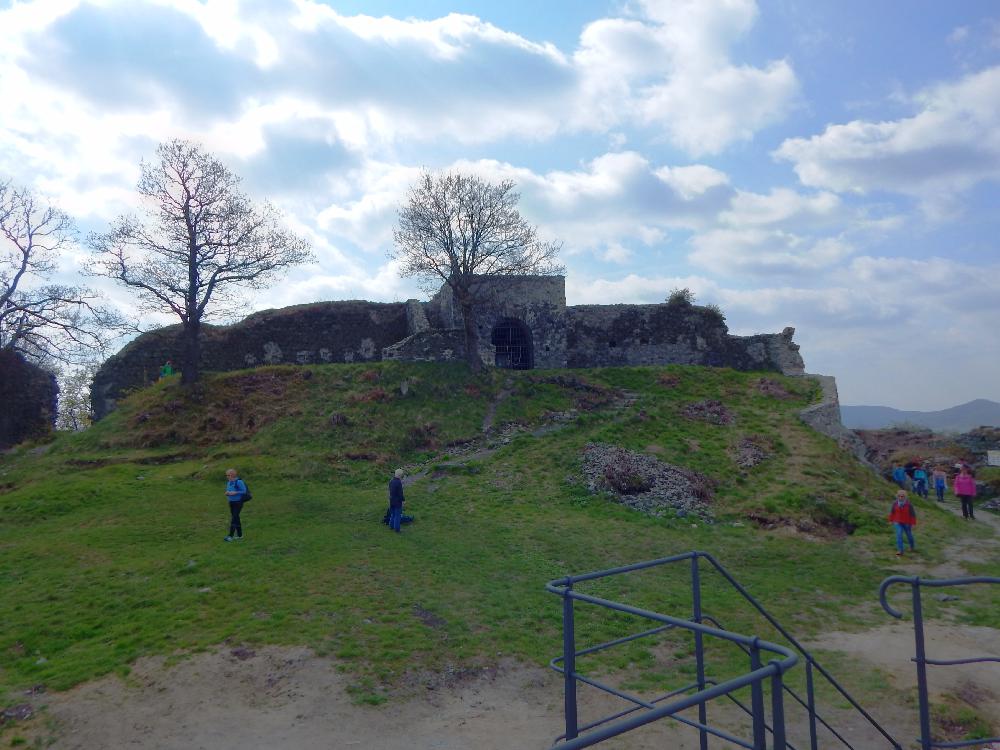 Hrad Blansko je �ast� c�l turist� p�i prvom�jov�m v�stupu na Koz� vrch.