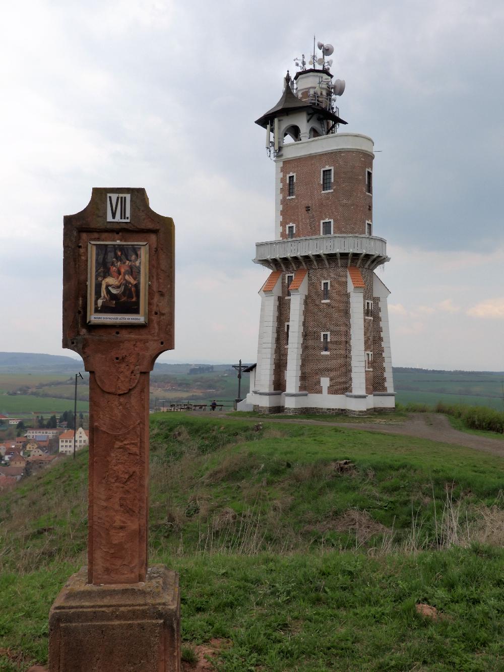 Schillerova rozhledna v�m poskytne v�hled na Doupovsk� a Kru�n� hory nebo na �esk� st�edoho��.