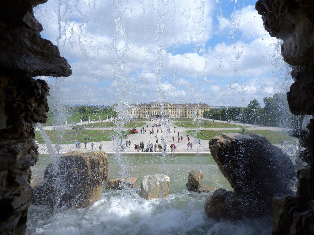 Pohled na z�mek Sch�nbrunn skrz font�nu