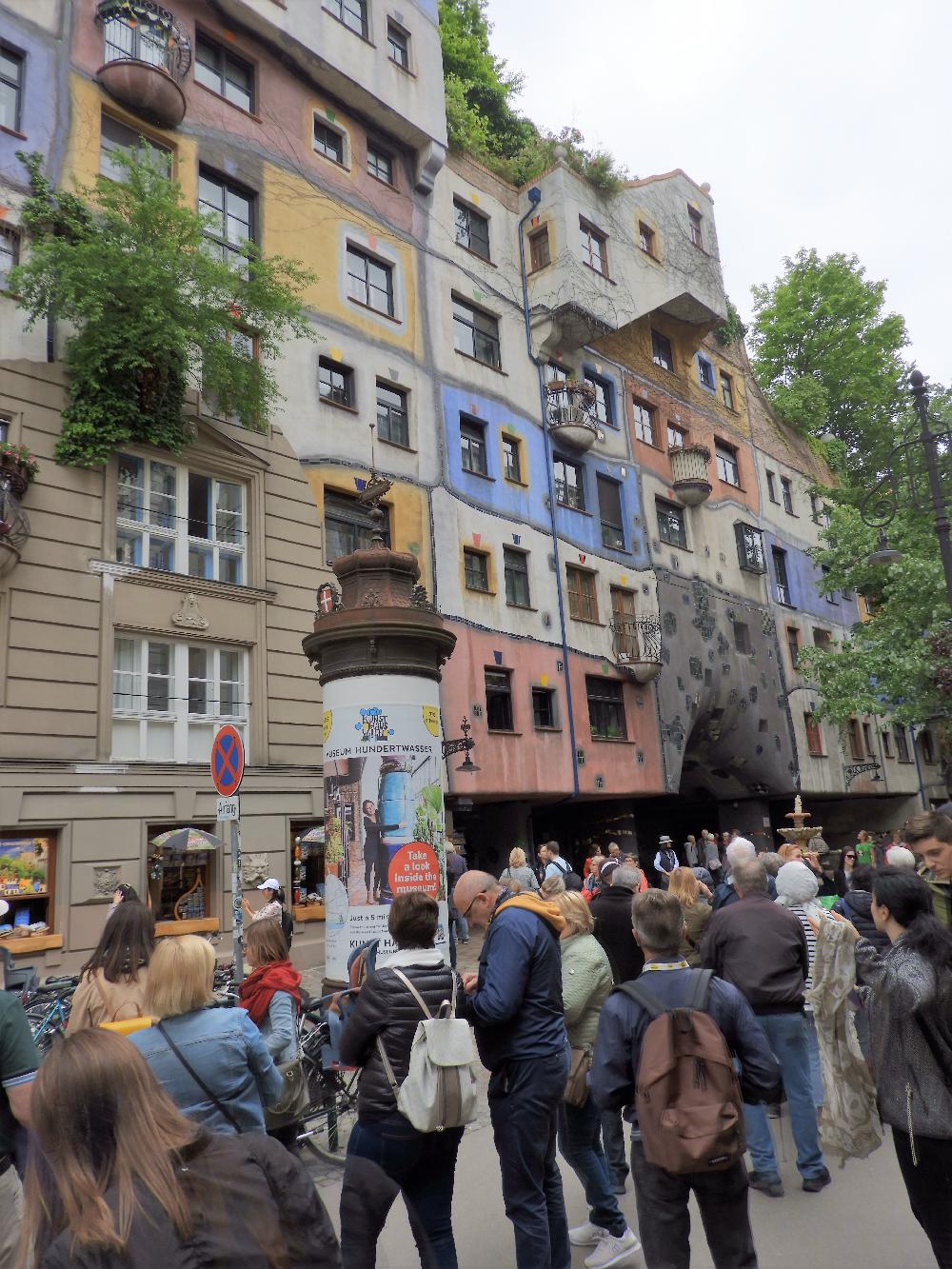  Budova zvan� Hundertwasserhaus. 
