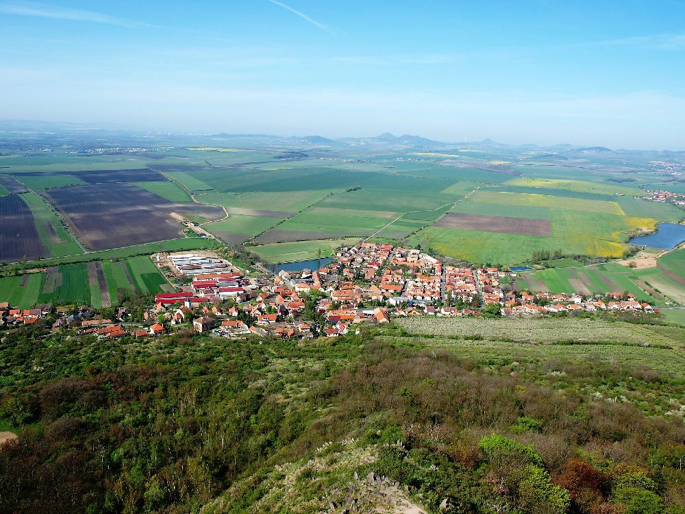Pohled do krajiny s obc Klap a kopci v pozad Oblkem, Ranou a Milou v lounsk sti Stedoho.