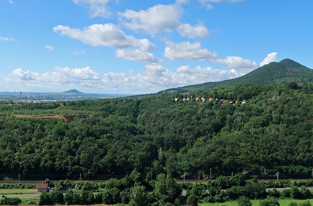 Hrad Hazmburk a hora Lovo.