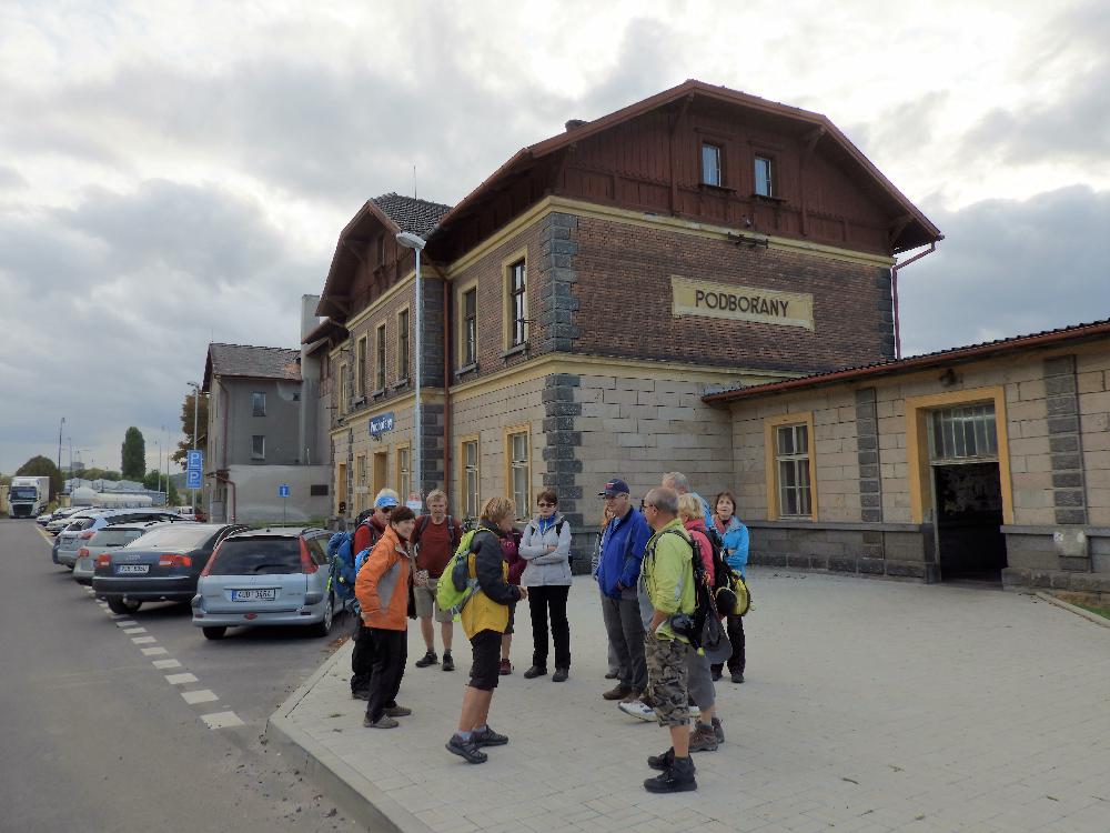 Turist� odboru K�T Loko �st� n. L. �ekaj� p�ed n�dra��m v Podbo�anech na autobus.