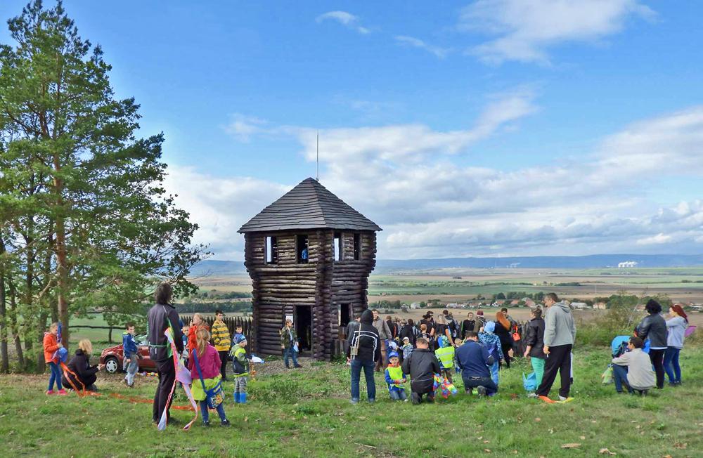 Vrch Rub�n s rozhlednou je m�stem turistick�ch dostaven��ek.