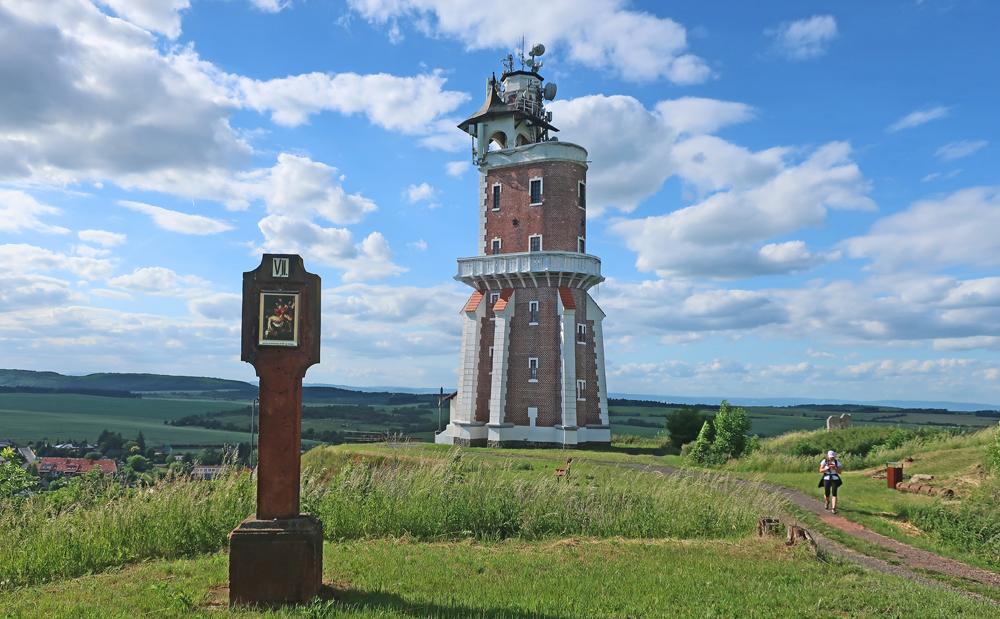 Schillerova rozhledna na Kostelním vrchu nad městem Kryry. Schillerova rozhledna na Kostelním vrchu nad městem Kryry.
