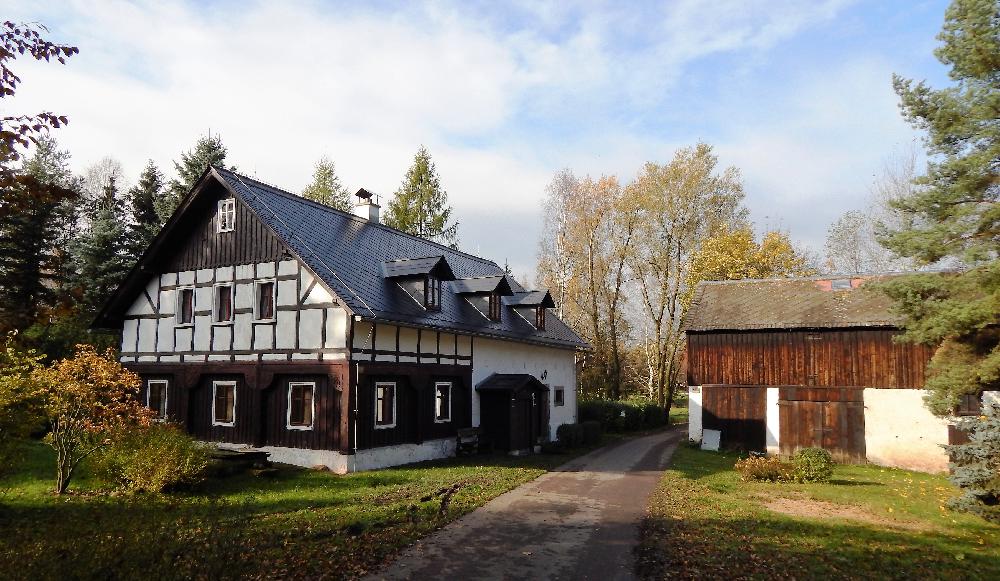 Rekrea�n� chalupa v b�val� osad� Nov� Dvory, kdysi samostatn� ��sti R�jce.