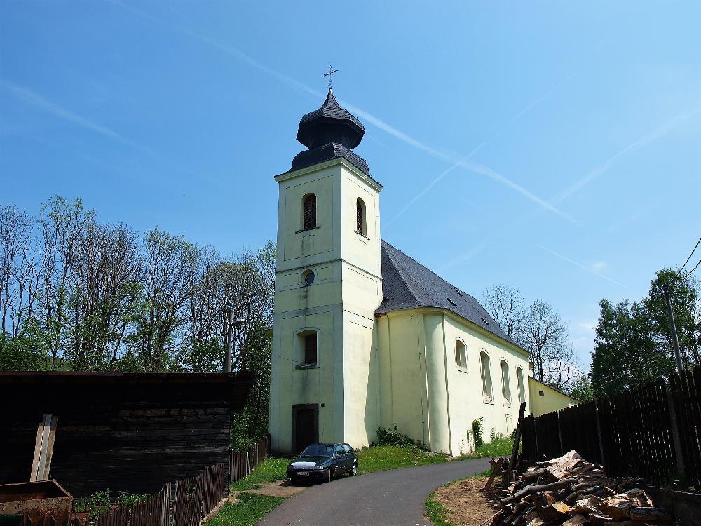 Kostel Nanebevzet� Panny Marie na n�vsi obce Kr�sn� Les. - Nau�n� stezka Zapomenut� pohrani��.