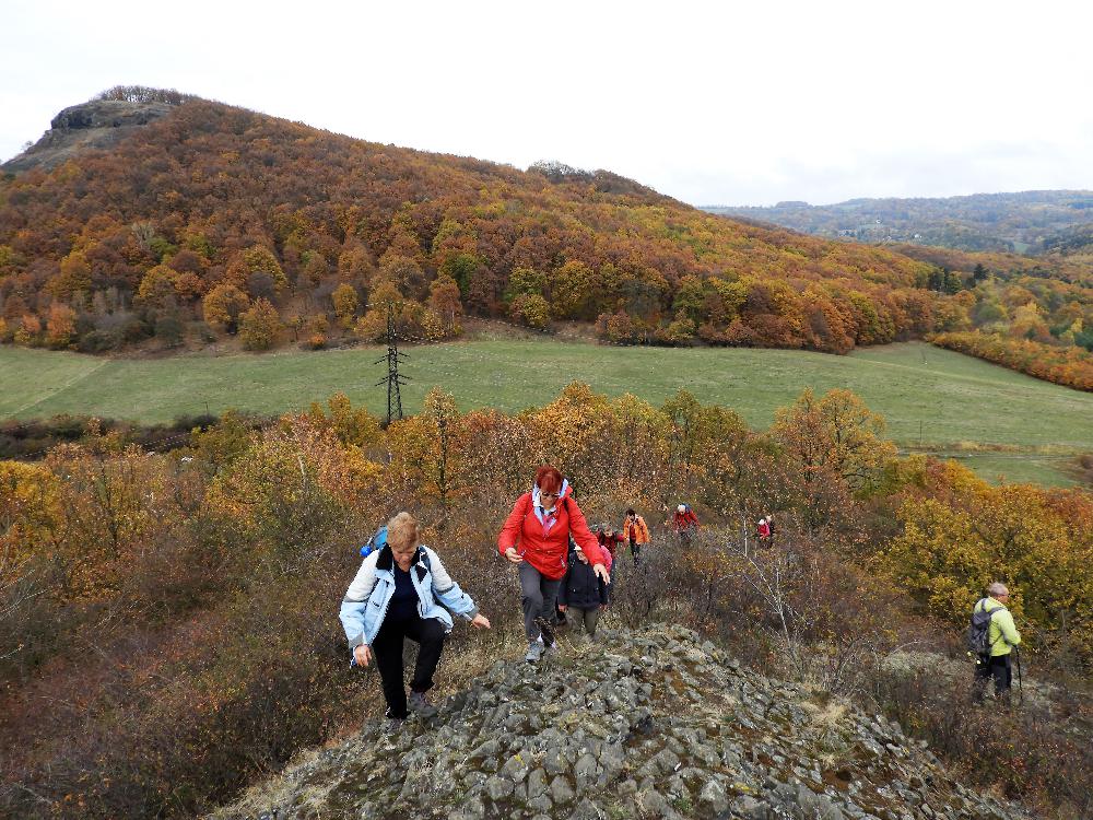 �lenov� K�T Loko  �st� n. L. stoupaj� na vrchol Kam�ku.
