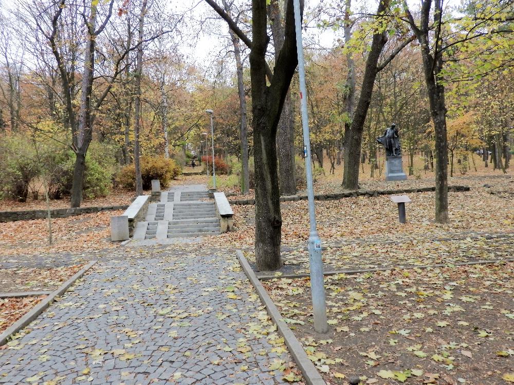 Lesopark pod Mostnou horou s pomn�kem K. H. M�chy.