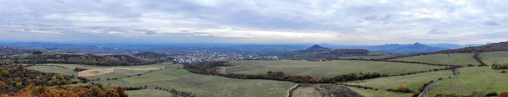 Panoramatick� sn�mek z vrcholu Kam�ku na krajinu �esk�ho st�edoho��.