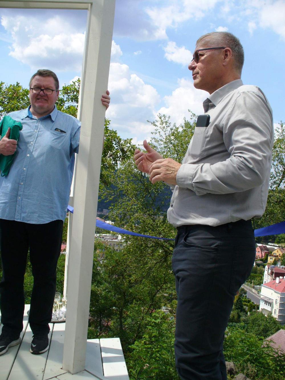 Prim�tor m�sta �st� nad Labem Petr Nedv�dick� p�i slavnostn�m otev�en� vyhl�dky. 