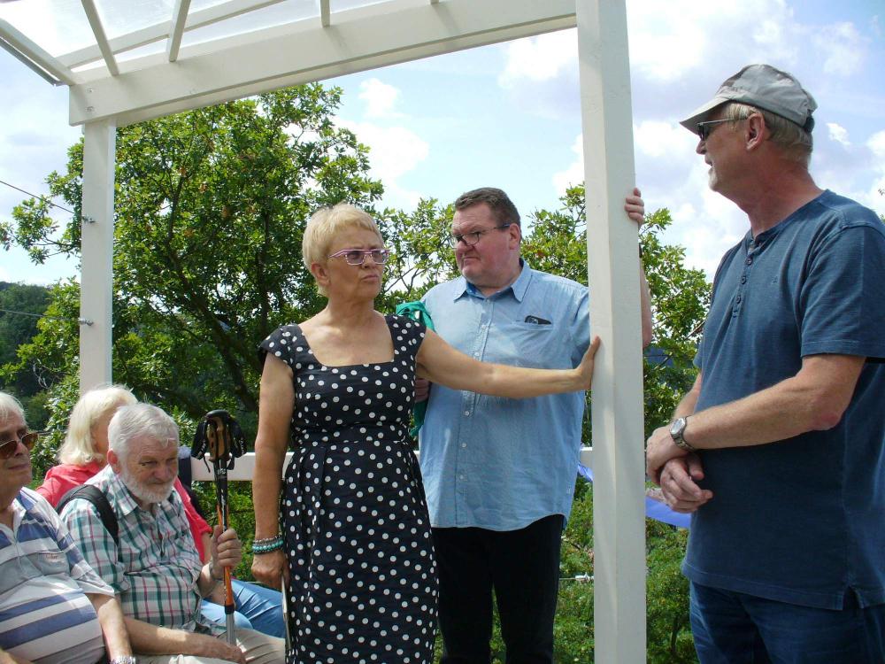 Ale�a Kymli�kov�, Jan Eichler a Karel Pun�och�� p�i slavnostn�m otev�en� vyhl�dky.