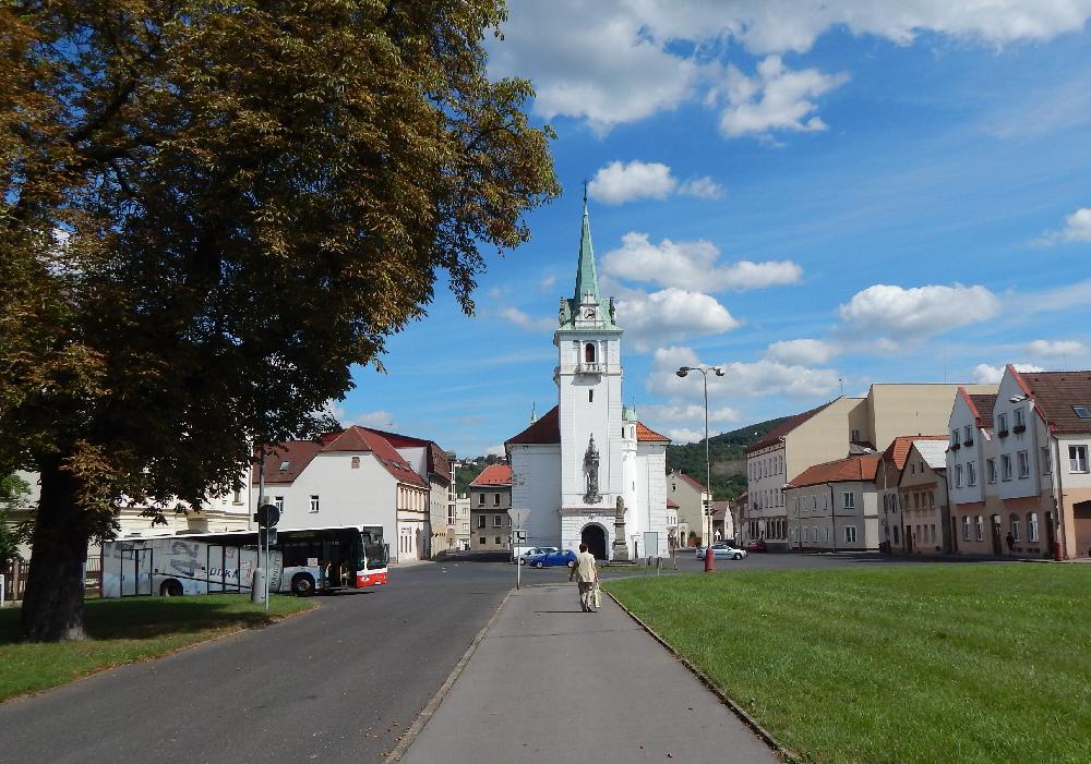 Trmick� V�clavsk� n�m�st�, kde za��n� �erven� turistick� zna�en� do Stadic.