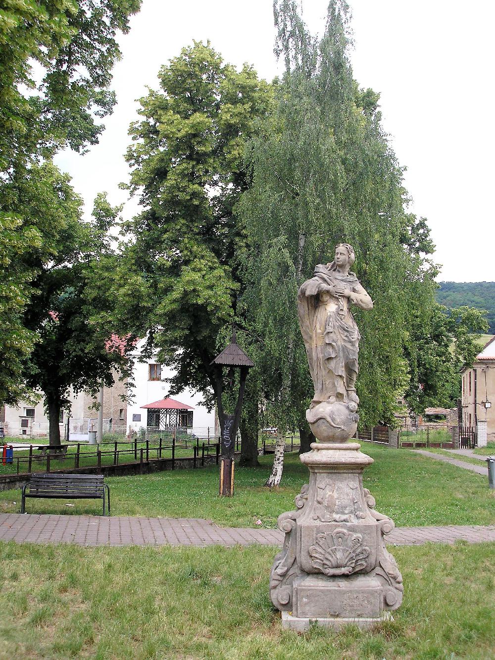 Socha Panny Marie s datem 1770 na soklu a d�ev�n� zvoni�ka z 19. stolet�.