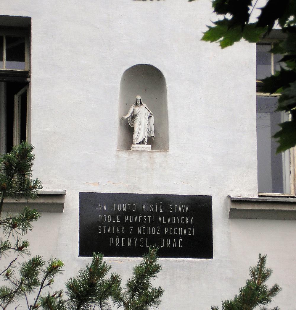 Pam�tn� deska na P�emyslov� statku.