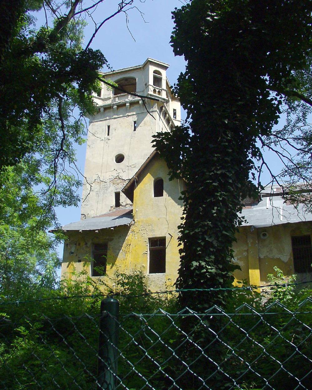 Torzo vyhl�dkov� v�e V�tru�e z roku 2002.