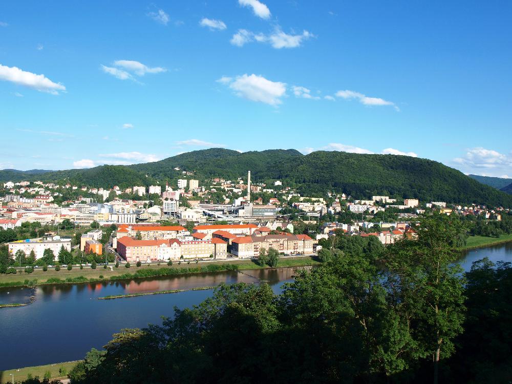 Pohled z vyhl�dkov� terasy V�tru�e na labsk� �dol�.