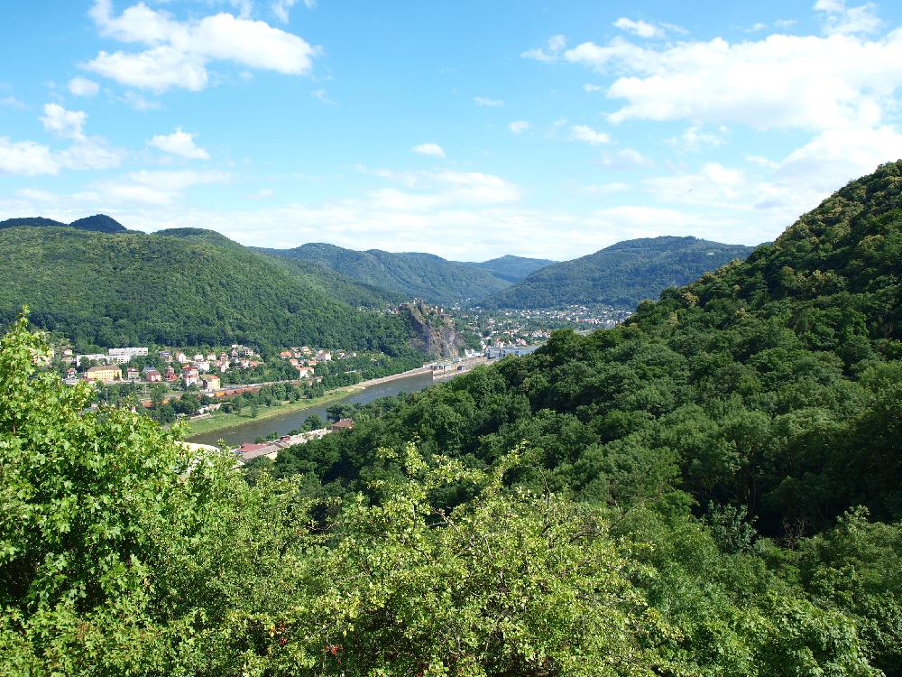 V�hled z Humboldtovy vyhl�dky na labsk� �dol� s hradem St�ekov.