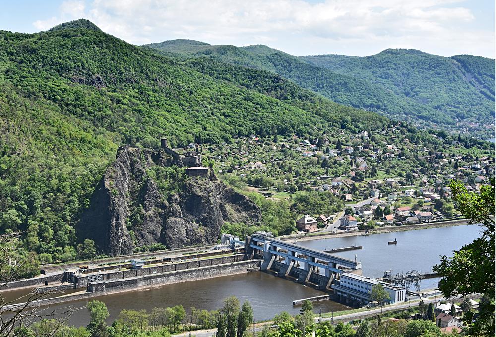 V�hled z nau�n� stezky V�tru�e - Vrko� do labsk�ho �dol� s hradem St�ekov.