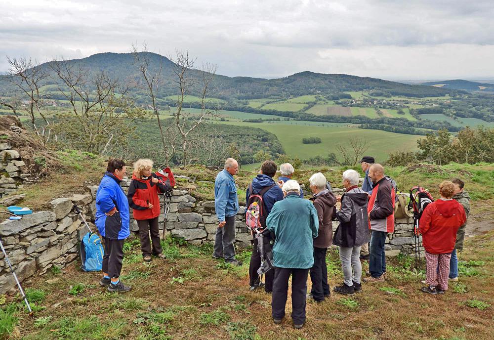 Turist� na hrad� Kalich v �esk�m st�edoho��