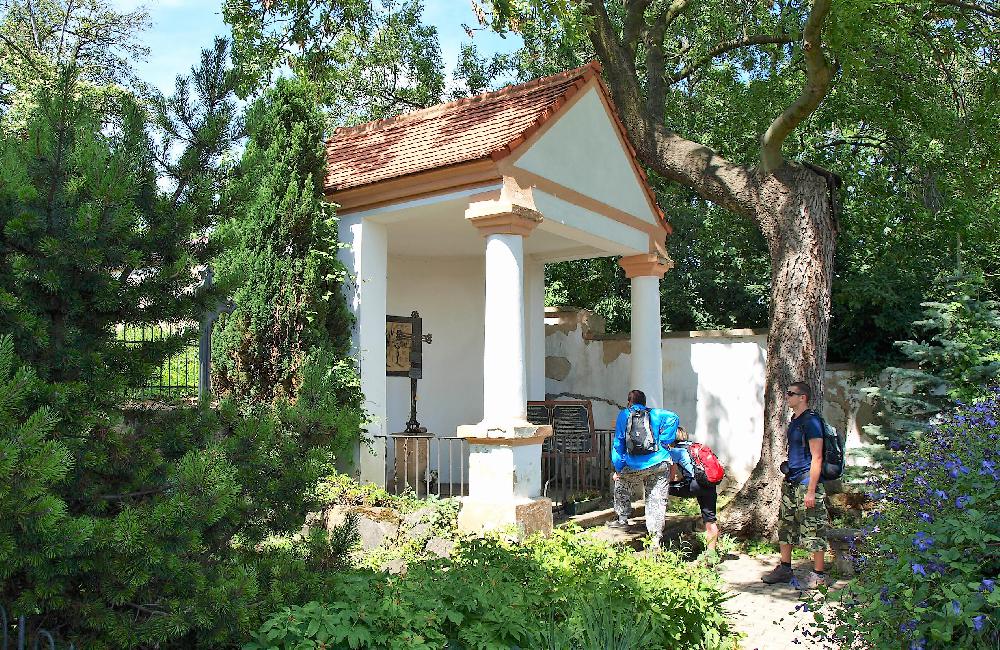 Hrob Ulriky von Levetzow na t�eb�vlick�m h�bitov�.
