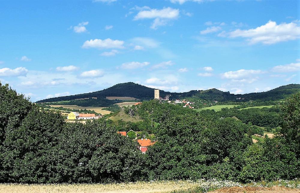 Pohled od D�kovky na kruhovou v� z��ceniny hradu Skalka nad obc� Vlastislav. 