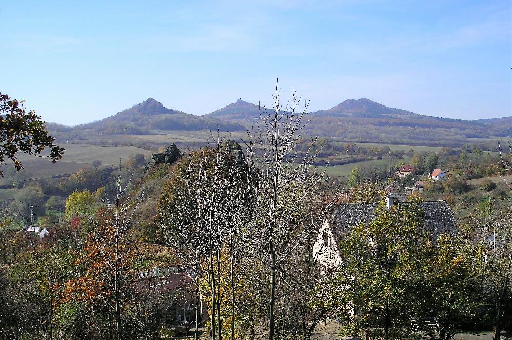 V�hled od hradn� v�e Skalky.