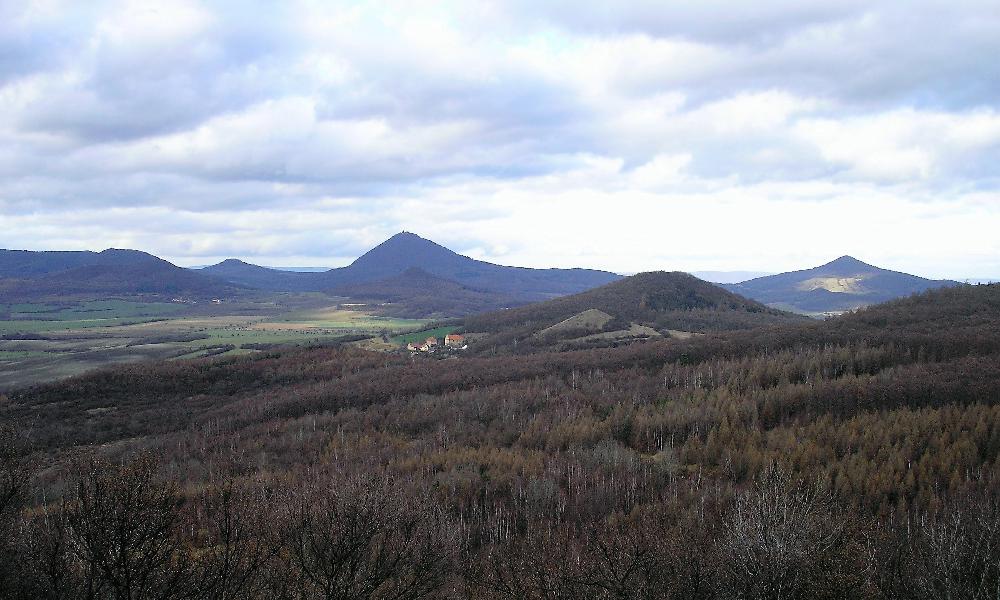 Pohled od hradu do krajiny �esk�ho st�edoho��.